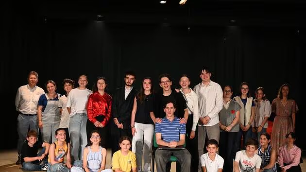 Troupe de la comédie musicale au moment de leur dernier spectacle scolaire.