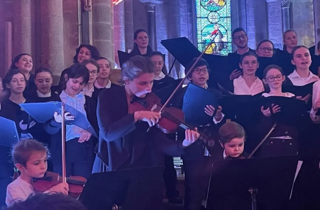 À l’église Saint-Pierre, 250 spectateurs ont été conquis par l’ensemble vocal et le chœur de jeunes de l’Institut musical de Vendée.