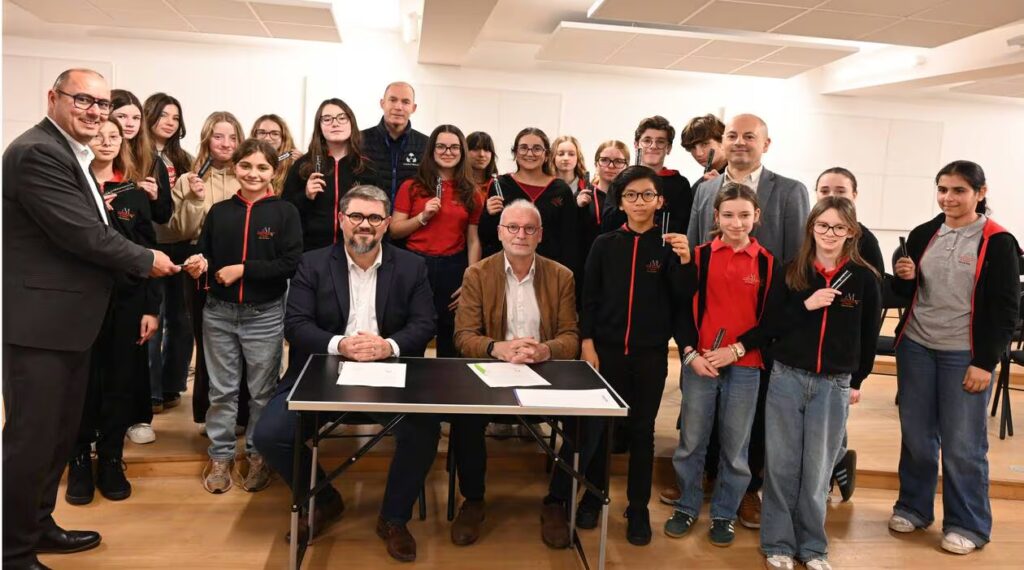 Le Crédit Mutuel Océan renouvelle son soutien à l’Institut musical de Vendée avec un partenariat de deux ans, symbole d’engagement artistique et humain.